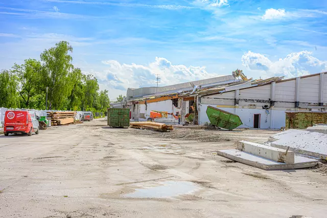 Das Alte geht – das Neue kommt: Während die Abrissarbeiten der Messehallen weiter voranschreiten, legt die eww mit der Wasser- und Stromversorgung die Grundlage für den neuen Welser Volksgarten. | Foto: Stadt Wels