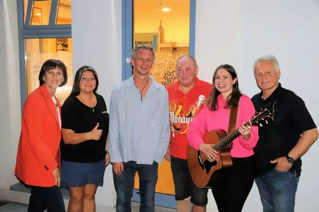 Brigitte Thallauer, Wirtin Renate Heiß, Werner Steueregger, Christian Heiß, Michaela Fox und Harald Rehak | Foto: Kuturcafé