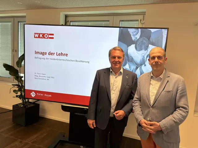 WKNÖ-Präsident Wolfgang Ecker und Meinungsforscher Peter Hajek halten fest, jeder zweite Niederösterreicher hat von der Lehre ein positives Bild. | Foto: Sandra Schütz