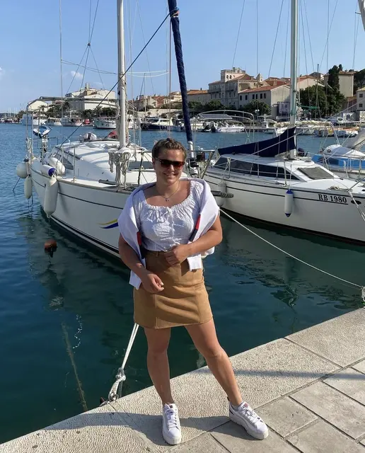 Katharina Herowitsch freut sich jedes Jahr aufs Neue, gemeinsam mit ihrem Freund, die Insel Rab zu erkunden.  | Foto: Instagram @Katharinaherowitsch