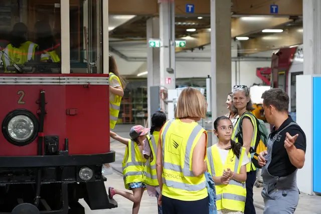 Das Besichtigen verschiedener Straßenbahnmodelle der IVB stand ebenfalls auf dem Programm.