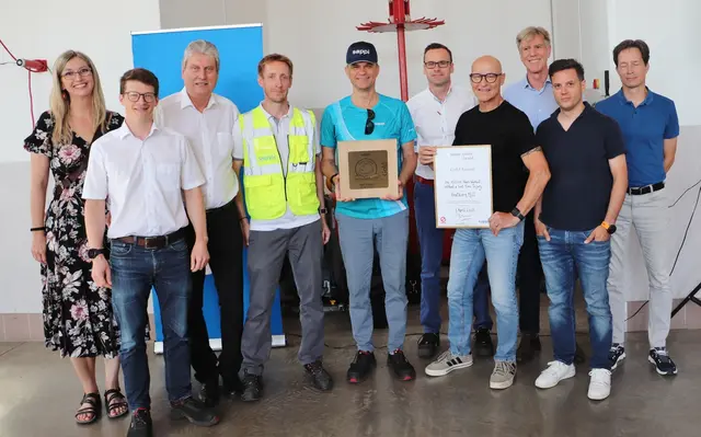 Peter Putz und Vertreter aus Management, Betriebsrat und Sicherheits- und Gesundheitsteams widmen den Gold-Award allen Mitarbeitern von Sappi Gratkorn. | Foto: Edith Ertl