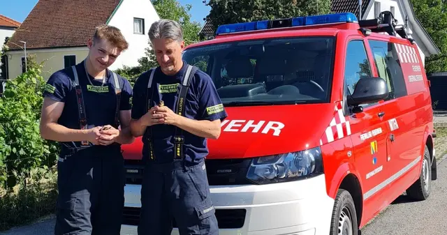 Die Feuerwehr Oberwaltersdorf unterstützte das Tiermedizinische Zentrum und eine Passantin um acht Küken zu retten. | Foto: Tiermedizinisches Zentrum Teesdorf