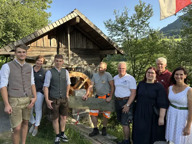 HTL-Schüler Manuel Deisl (v.l.), Marianne Deisl (ARGE Starkholz), Jakob Mandl (Schüler HTL Kuchl), Hansjörg Wimmer (Gemeinde Pfarrwerfen, Christin Binggl (Projektbetreuer Holztechnikum Kuchl), Vizebürgermeisterin Carina Reiter, Andreas Weiss (ARGE Starkholz) und Obfrau Kultur- und Museumsverein Lydia Weiss. | Foto: Holzcluster Salzburg