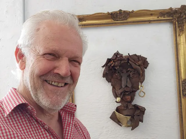 Johann Schreilechner neben einem seiner Selbstportraits aus Metall