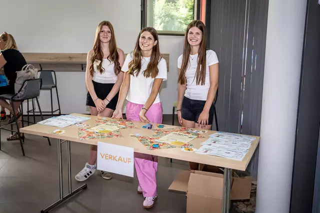 Schülerinnen der Höheren Lehranstalt für wirtschaftliche Berufe Rottenmann stellten gemeinsam mit Kindern der Volksschule Selzthal ein Buch vor. | Foto: Walch
