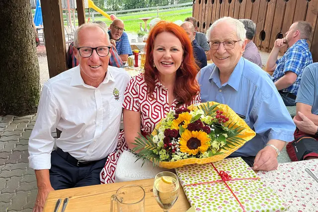 Ihren Alt- und Ehrenobmann HR Hans Sterzinger (r.) haben die Schleicher kürzlich zu seinem 80. Geburtstag groß gefeiert. Mit dabei waren natürlich Schleicher-Obmann Ossi Leiter (l.) und Schleichergotl Landesrätin Cornelia Hagele (M.). | Foto: Alexander Neuner