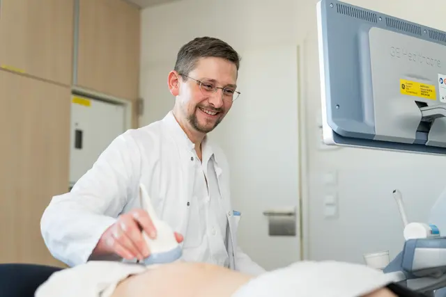 Der gebürtige Freyunger (Niederbayern) bringt umfassende Erfahrung aus Klinik und Niederlassung mit – insbesondere in der minimalinvasiven Chirurgie und gynäkologischen Onkologie. | Foto: OÖG