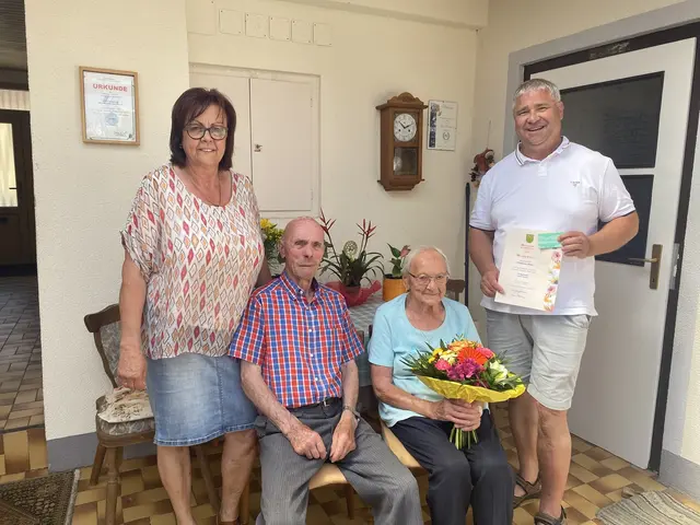 Tochter Theresia Seidl, Ehegatte Alois Fürnkranz, Jubilarin Anna Fürnkranz und Bürgermeister Peter Frühberger

  | Foto: Marktgemeinde Seefeld-Kadolz