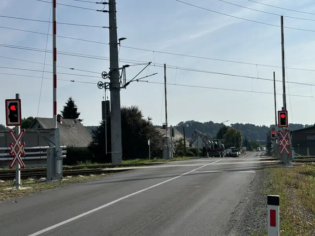 Die L601 im Bereich der Eisenbahnkreuzung in Frauental wird bis zum 5. September für jeglichen Verkehr gesperrt. Umleitungen für den Lkw- und Pkw-Verkehr werden eingerichtet | Foto: Simon Michl
