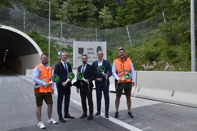 Projektverantwortlicher Elektrotechniker Georg Scheriau (v.l.), Hartwig Hufnagel, Vorstandsdirektor der ASFINAG für Betrieb/COO, Landesverkehrsreferent Stefan Schnöll (ÖVP), Andreas Fromm, Geschäftsführer ASFINAG Bau Management GmbH und Projektleiter Hans-Peter Treichl.  | Foto: Theresa Vogl