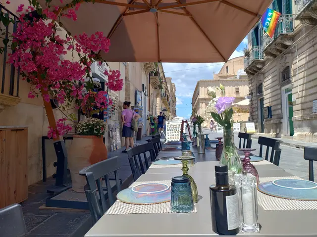 Gedeckter Tisch in der Weltkulturerbe-Stadt Noto (Sizilien), aufgenommen am 31. Mai 2025