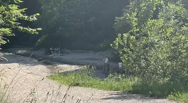 An sonnigen Tagen sind die Plätze am Aubach meist belegt – samt mitgebrachten Stühlen, Bänken, Musikboxen und alles, was man zum gemütlichen Grillen eben benötigt. | Foto: Nimpf