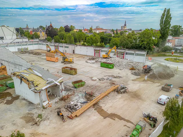 Das Alte geht – das Neue kommt: Während die Abrissarbeiten der Messehallen weiter voranschreiten, legt die eww mit der Wasser- und Stromversorgung die Grundlage für den neuen Welser Volksgarten. | Foto: Stadt Wels