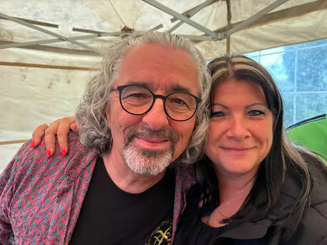 Musiker Josie Gilits mit Gastgeberin Renate Heiß. | Foto: Kuturcafé