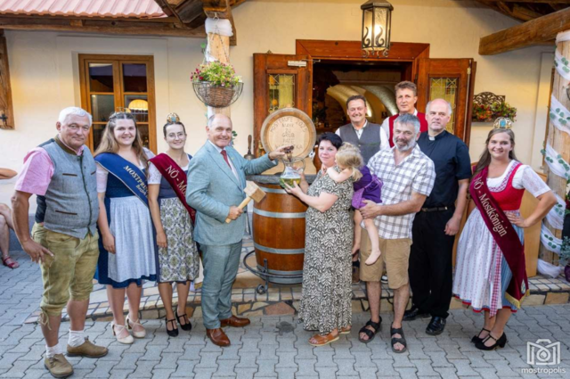 v.l.: Bürgermeister Johann Bruckner, Mostprinzessin Hannah, NÖ Mostkönigin-Stv. Katharina I., Mostpate Wolfgang Sobotka, Sabine, Marie und Johannes Lugmayr, Stadtpfarrer Helmut Prader u. NÖ Mostkönigin Elena I. / hinten: Obmann Michael Oberaigner u. GF Andreas Ennser. | Foto: mostropolis.at