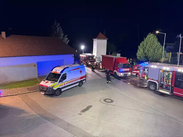 Nach dem Eintreffen an der Einsatzstelle sicherte die Feuerwehr Pöttsching das Gelände ab. | Foto: Feuerwehr Mattersburg
