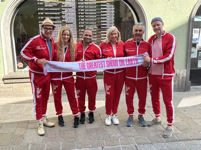 Ready for the greatest show – v.l.n.r.: Gregor Bloéb (Künstlerischer Leiter), Sonja Schwaiger (Betriebsdirektorin, choreografische Assistenz), Gustavo Oliveira (Akrobatik und Kampfchoreografie), Julia Neuner (Geschäftsführerin), Frajo Köhle (musikalische Leitung ), Thomas Gassner (Autor und Regisseur unseres Kooperationsprojektes mit dem Theater Verband Tirol)