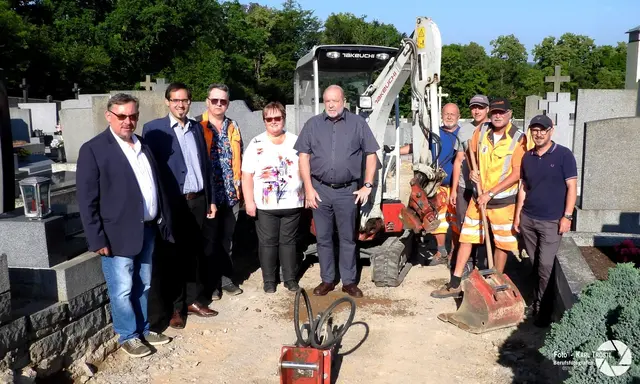 Vertreter des Gemeinderates machten sich ein Bild von den Arbeiten am Schremser Friedhof und bedankten sich bei den Bauhof-Mitarbeitern für die zuverlässige und genaue Arbeit.