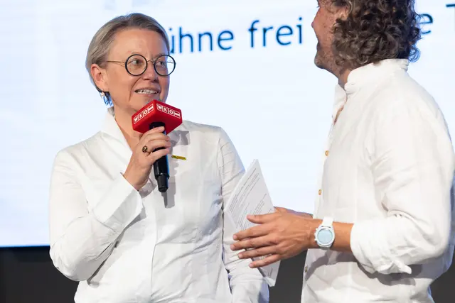 Maria Koller gratuliert den Preisträgerinnen und Preisträgern beim Festakt im LASK-Stadion und hebt auch die Leistung der Ausbildenden hervor. | Foto: Cityfoto