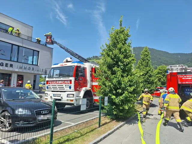 Dank des schnellen und mutigen Eingreifens eines Mitarbeiters sowie des professionellen Einsatzes der Feuerwehr Zell am See konnte ein drohender Großbrand auf einer Dachterrasse verhindert werden. | Foto: Freiwillige Feuerwehr Zell am See
