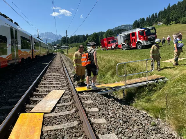 Evakuierung Regionalzug: 22 Gäste wurden von der Feuerwehr Fieberbrunn in Sicherheit gebracht. | Foto: Feuerwehr Fieberbrunn/FB