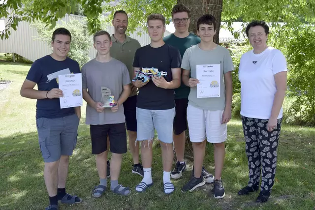 Jakob Pfleger, Marvin Atzmüller, Coach Alexander Rauöcker, Leon Heitzinger, Jakob Hartl, Daniel Prügger und Direktorin Hildegard Prem (v. l.).
 | Foto: TFS Haslach