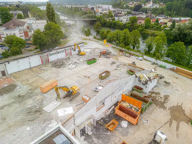 Das Alte geht – das Neue kommt: Während die Abrissarbeiten der Messehallen weiter voranschreiten, legt die eww mit der Wasser- und Stromversorgung die Grundlage für den neuen Welser Volksgarten. | Foto: Stadt Wels