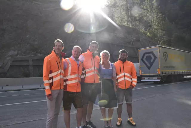 Das Projektteam der ASFINAG zeigt sich sichtlich erleichtert - die Großbaustelle ist nun abgeschlossen.  | Foto: Theresa Vogl