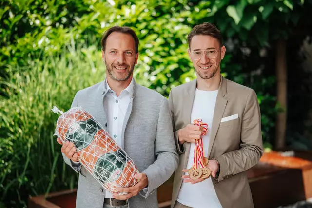 v.l. GF Kurt und Christoph Frierss mit der "vergoldeten" Mortadella und ihren DLG-Goldmedaillen. | Foto: Frierss