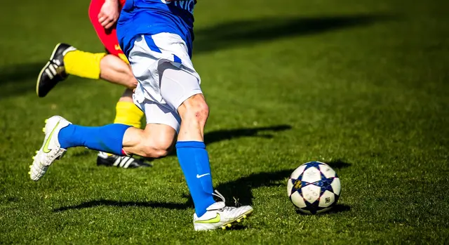 Die Jugendspieler sollen künftig Schule und Sport unter einen Hut bringen können. So seien zum Beispiel auch Freistellungen vom Unterricht für wichtige Spiele möglich. (Symbolbild) | Foto: pixabay/phillipkofler