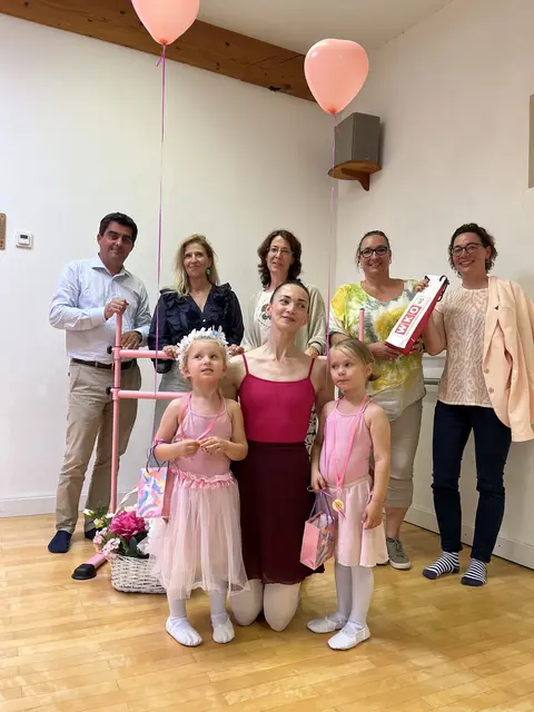 von rechts: Bezirksstellenleiterin Anna Schrittwieser und FIW Bezirksvorsitzende Sabine Danzinger besuchten gemeinsam mit GR Petra Gerstenecker, GR Elke Paul und Bürgermeister Christian Gepp die Zuschauerstunde bei Jungunternehmerin Olga Volkova mit ihren Elevinnen Flora und Bonnie | Foto: WKNÖ