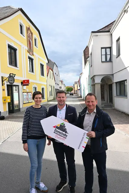 Neues Leben für das Purgstaller Zentrum: Ortskernentwickler Dietmar Gindl (M.) mit Projektleiterin Anna Janz von der Eisenstraße Niederösterreich und Bürgermeister Harald Riemer
 | Foto: eisnestrasse.info