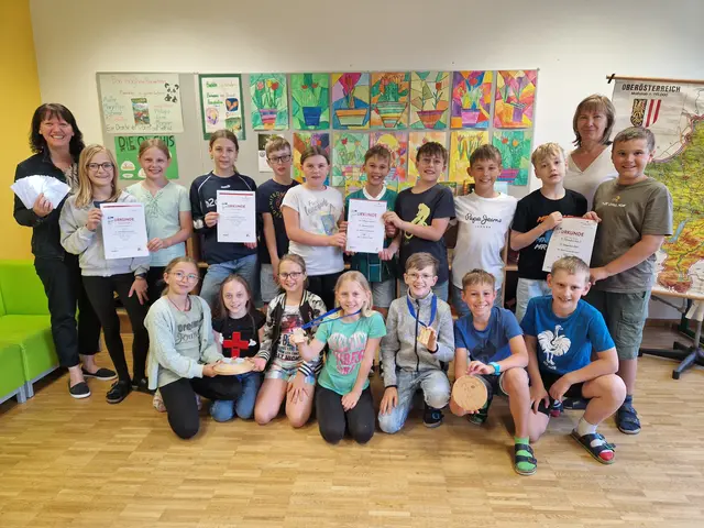 Bürgermeisterin Barbara Payreder, links, mit den Schülern der 4. Klasse VS Pabneukirchen. Rechts Klassenlehrerin und Erste Hilfe Trainerin Helga Brandstetter. Saisonkarten für das Freibad Pabneukirchen.  | Foto: Gemeinde Pabneukirchen