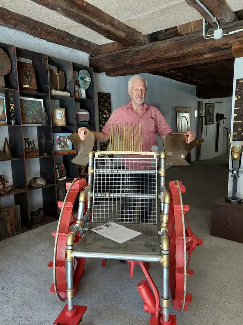 Johann und sein "fliegender Rollstuhl". Ihn möchte er gerne versteigern. Der Erlös soll Lungauer Familien mit behinderten Kindern zur Verfügung gestellt werden.