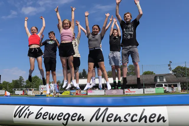 Die 2B-Klasse der Mittelschule Rudersdorf hatte ihren Spaß auf der Airtrack. | Foto: Sportunion