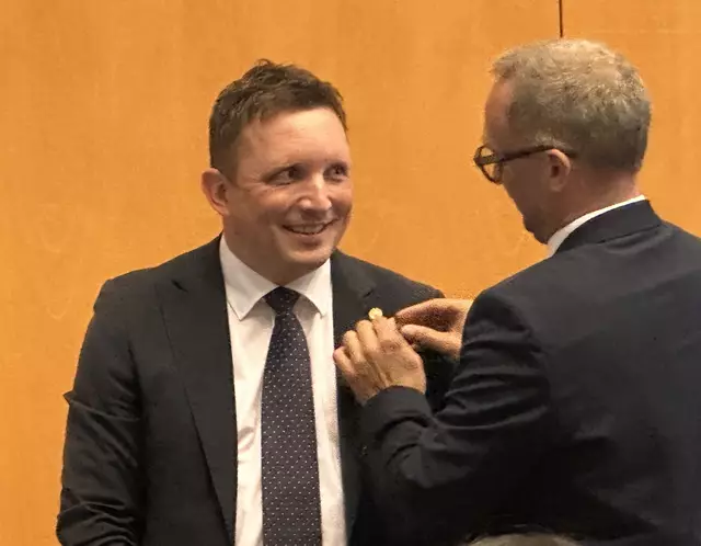 Der feierliche Moment: Meier steckt Jost den Präsidenten-Pin an.  | Foto: Tamara Himsl