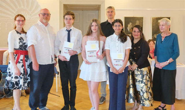 Bei den Jahrgängen 2009 – 2011 konnten sich beim Jugend-Literaturwettbewerb ARGE Walther von der Vogelweide Niklas Klestil (3. Platz), Noemi Stix (2. Platz) und Hanna Mashayekhi (1. Platz) durchsetzen – Karoline Pilcz, STR Stephan Schimanowa, Dr. Andreas Brüger, Atena Zalbeik-Dormayer und Margareta Divjak-Mirwald (v.l.) überreichten die Preise. | Foto: Stadtgemeinde Mödling
