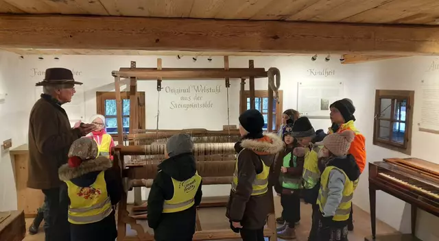 Bei einer Führung am 12. Juli im Franz Xaver Gruber-Gedächtnishaus erfahren Kinder Wissenswertes über das Leben des Komponisten Franz Xaver Gruber und den Schulalltag zur damaligen Zeit. | Foto: Franz Xaver Gruber Gemeinschaft