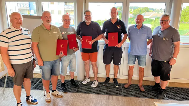 Ehrungen im Feuerwehrdienst: Wolfgang Kinelly, Rainer Muhr, Hans Schmidt, Markus Wagner, Thomas Csernaczky, Herbert Kaszanics, Adolf Lehner (v.l.) | Foto: Alexander Flaschberger | BFKDO Oberwart
