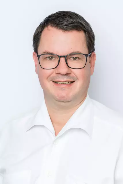 Primar Dominik Hackl ist Leiter der Abteilung für Allgemein- und Viszeralchirurgie am Klinikum Schärding. | Foto: OÖG