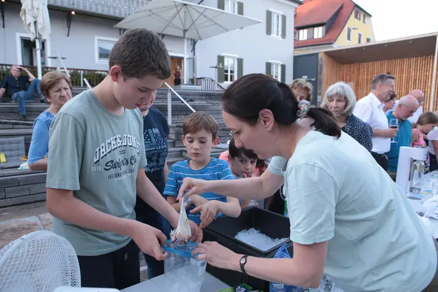 Die Kinder waren fasziniert von den Experimenten. | Foto: Markus Hammer