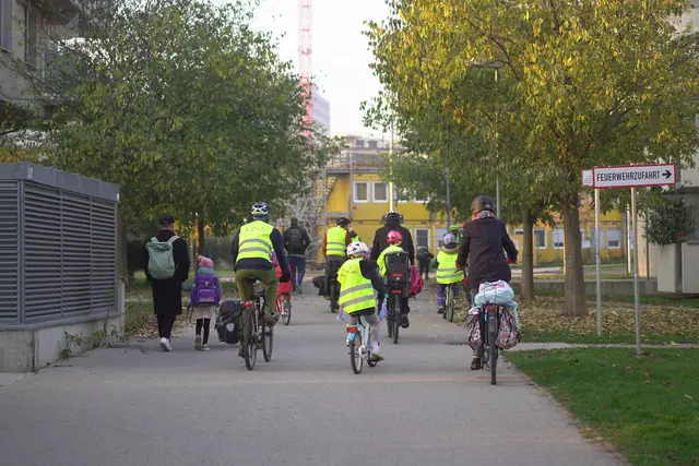 Noch ein letztes Mal vor den lang ersehnten Sommerferien radeln die Kinder am Freitag, 27. Juni, in die Schule "Aron Menczer Campus".  | Foto: Bicibus Landstraße