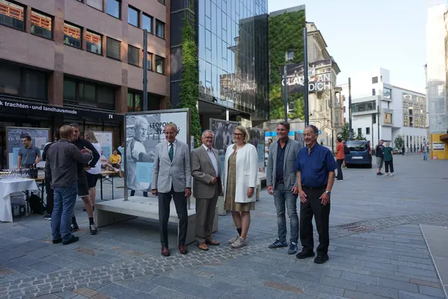 Eine Freiluftausstellung am Innsbrucker Sparkassenplatz klärt über die jüdische Vergangenheit von Leopold Stastny auf. | Foto: Huber