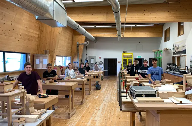 Am Holztechnikum Kuchl ist das praktische Arbeiten ein wichtiger Bestandteil der Ausbildung. | Foto: Holztechnikum Kuchl, Johanna Kanzian