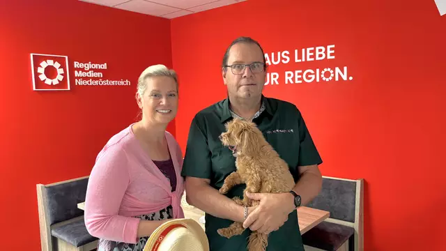 Moderatorin Sandra Schütz und Astrologe Wilfried Weilandt haben, gemeinsam mit Astro-Dog Bella, in die Sterne geschaut. | Foto: Lukas Triebelnig