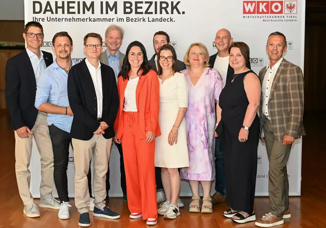 Der WK-Bezirksausschuss Landeck mit Obmann Gitterle (links) und Bezirksstellenleiter Otmar Ladner (rechts). | Foto: Glanzlicht Fotografie