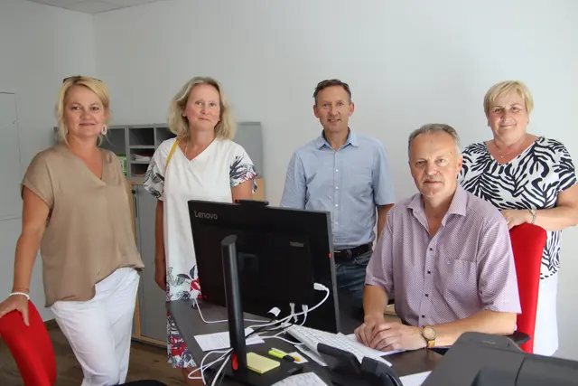 In den neuen Büros des AMS: Sonja Marth, Linda Kirisits, Gerhard Melanschek, Wolfgang Csekits, Renate Reinprecht (von links). | Foto: Martin Wurglits