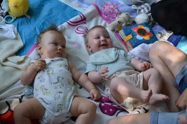 Beim Jubiläumspicknick wurde geplaudert, gelacht und fröhlich herumgekrabbelt. | Foto: Rosenberger