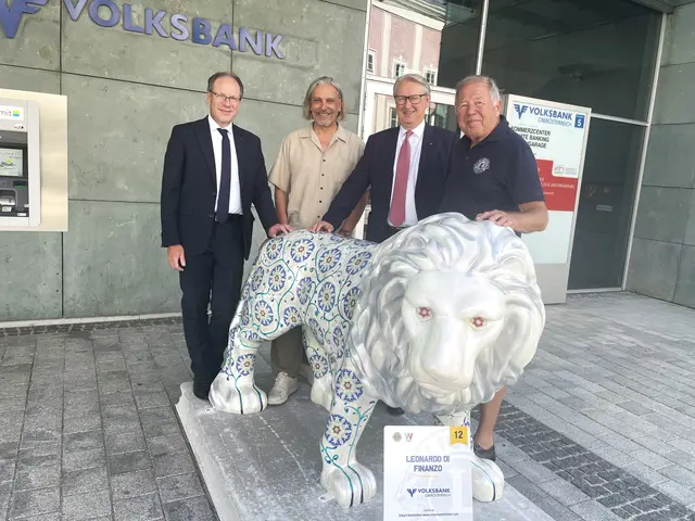 Stolz auf ihren Volksbank-Löwen „Leonardo di Finanzo“: Filialleiter Andreas Parzer, Künstler Eckart Sonnleitner, Vorstand Andreas Pirkelbauer, sowie der Präsident des LC Wels-Traunau, Walter Oberndorfer. | Foto: Volksbank